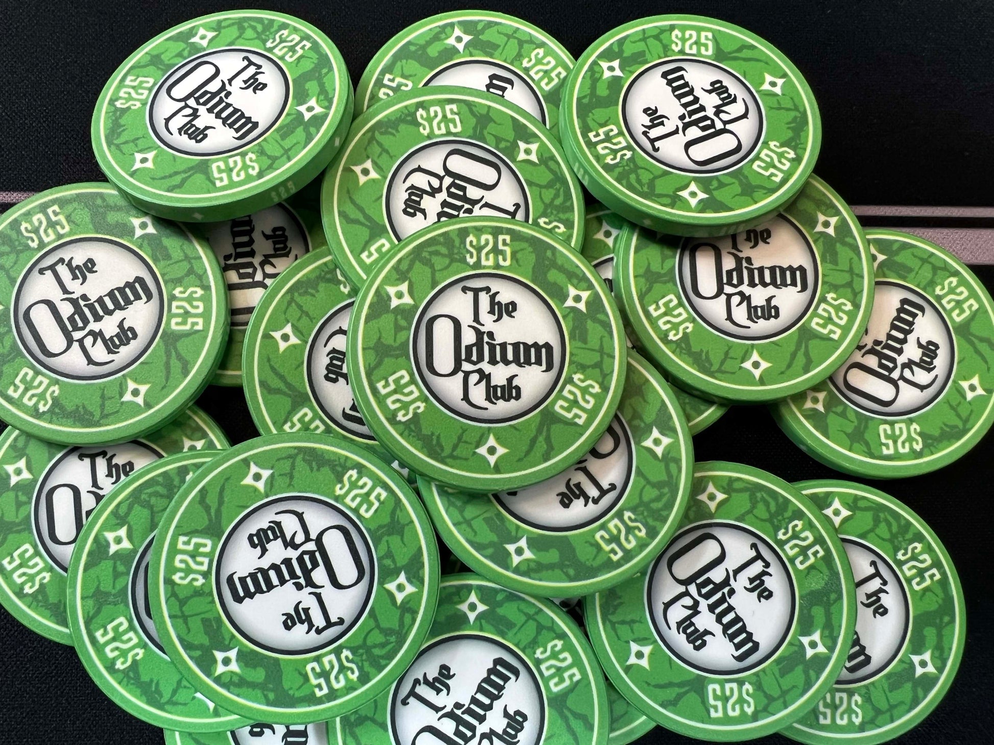 Shown here are the Odium Club 25 dollar green poker chips in a huge pot. These are 39mm chips (actually closer to 40mm), which is the most common poker chip size. They are the conventional poker chip thickness of 3.3mm or 0.13 inches. Whether you're a professional poker player who needs $25 chips for his or her mid-to-high stakes poker nights...or whether you're a burgeoning card room, these chips will get improve your poker game.